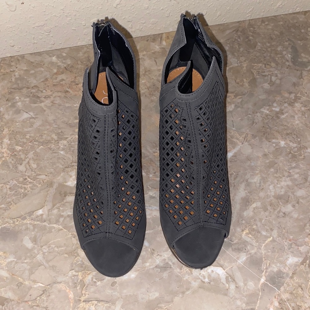 Size 7 1/2 Sugar booties